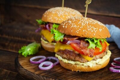 「ハンバーガーに髪の毛が」と虚偽で飲食代詐取…韓国ユーチューバーに罰金55万円