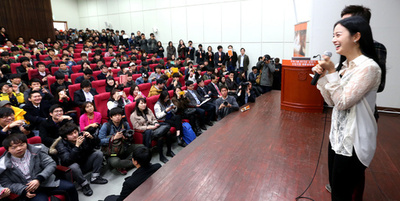 キム・テヒ、母校の就職フェアに登場