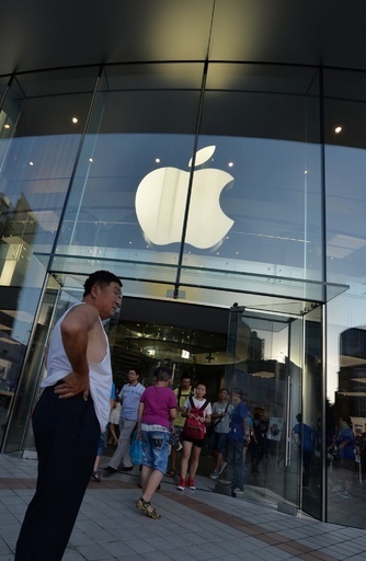 アップル下請けの中国工場、労働時間超過と18歳未満の就労か