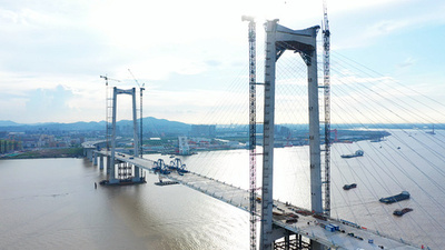 世界で最も幅が広い鋼箱桁斜張橋方式の海峡大橋が順調に連結