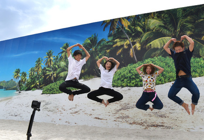 南国リゾート満喫!?　海のない書き割りビーチ登場　東京