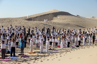 メキシコ、砂漠でヨガ