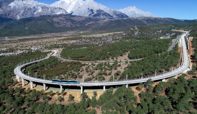 中国雲南省の麗江古城と玉龍雪山を結ぶ観光列車、近く登場
