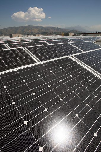 アップル、米国内に太陽光発電のデータセンターを建設へ