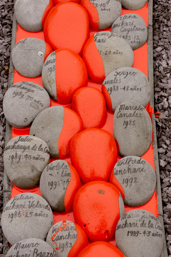 ペルー、政治弾圧の被害者にささげる彫刻にいたずら