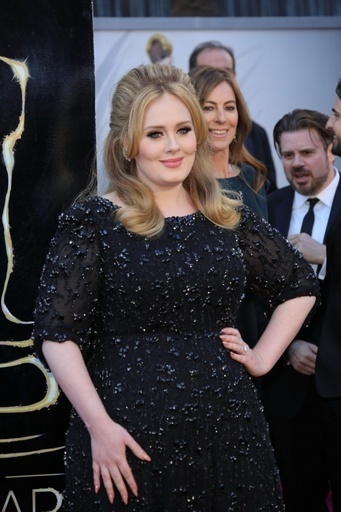 アデル、ウエディングドレスは「ジェニー・パッカム」？