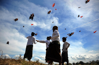 バリ島でたこ揚げ大会、観光客誘致目指す インドネシア