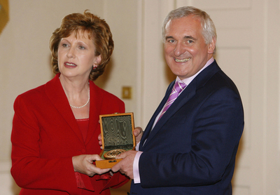 3選したアイルランドのアハーン首相が就任