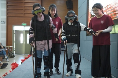 重慶の大学生、障害者の生活を疑似体験