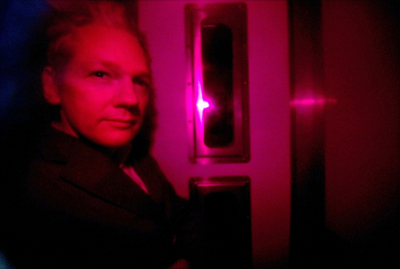 アサンジ容疑者、取引停止のビザ・マスターカード・ペイパルを非難