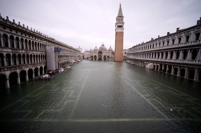 伊ベネチアでまた高潮、サンマルコ広場を一時閉鎖 50以上の教会も被害