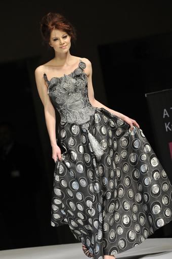 ハンガリー人デザイナーKatti Zoob、パリ・コレ参加10周年記念ショー開催