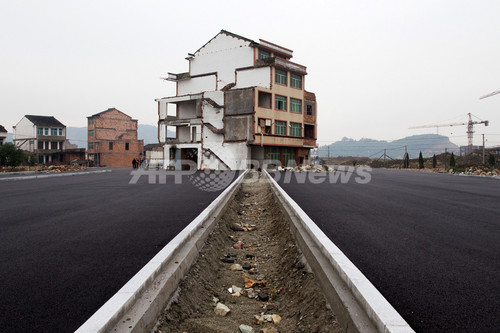 道路の真ん中に建つ家 立ち退き拒否の夫婦にネット上で声援 写真7枚 ファッション ニュースならmode Press Powered By Afpbb News