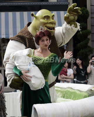 ユニバーサル スタジオ ジャパンで シュレック ベビーの誕生パレード 開催 写真3枚 ファッション ニュースならmode Press Powered By Afpbb News