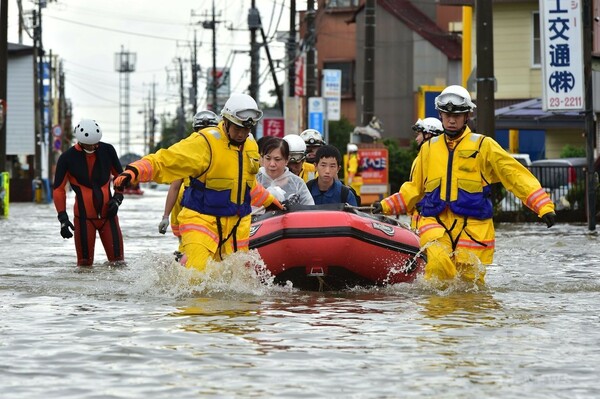 豪雨で鬼怒川氾濫、各地で洪水