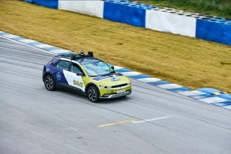 9日に開かれた2023自動運転チャレンジの予備走行評価でラップタイムを計測される自動運転車（現代自動車グループ）(c)KOREA WAVE