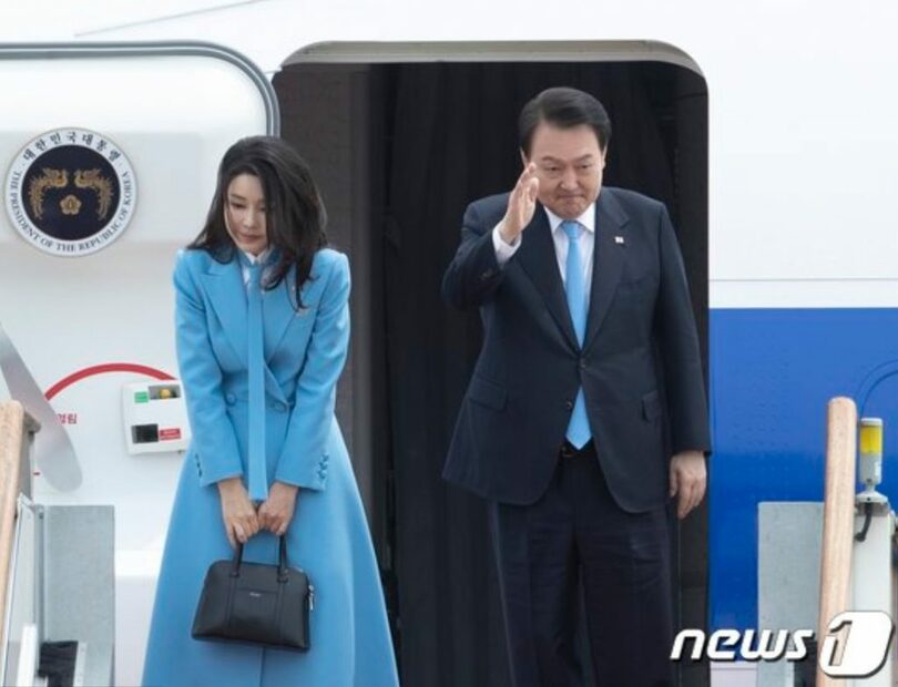 4月24日午後、ソウル空港から出国する韓国のユン・ソンニョル（尹錫悦）大統領とキム・ゴニ（金建希）氏(c)news1