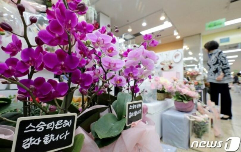 「先生の日」にソウルの花市場を訪れ、花を買う市民ら(c)news1