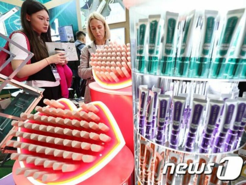 第15回K-ビューティーエキスポコリアで化粧品をテストする外国人参観客(c)news1