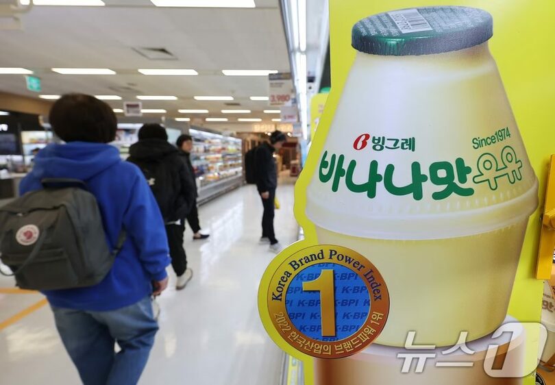 ビングレの代表商品「バナナ味牛乳」の広告看板(c)news1