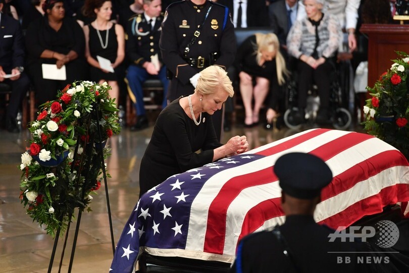 マケイン氏追悼式、議事堂の広間にひつぎ安置 トランプ氏は欠席