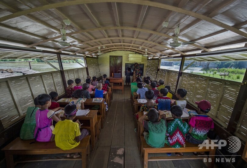 洪水でも勉強できる「水に浮かぶ学校」、バングラデシュ