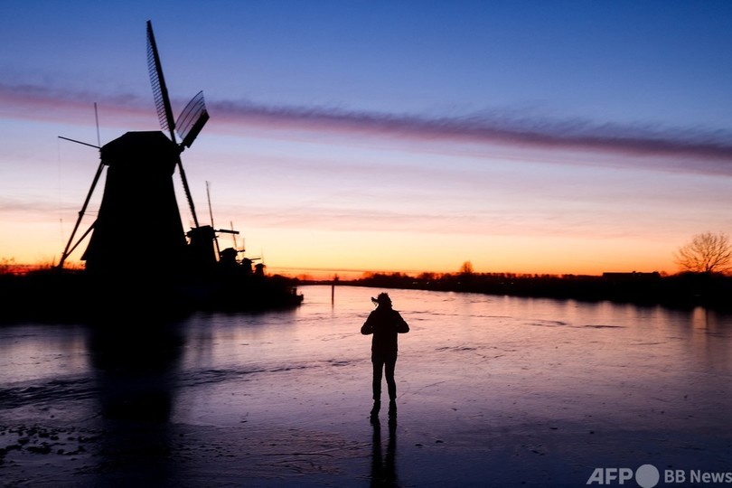 スケート大好きオランダ人、3年ぶり凍結の運河に続々繰り出す 負傷者も