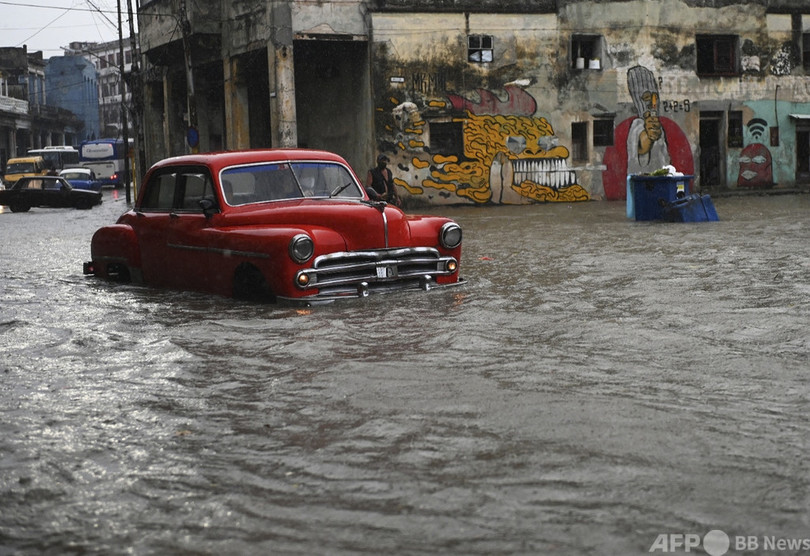 冠水したハバナ 街を走る古いアメ車 キューバ 写真5枚 国際ニュース Afpbb News