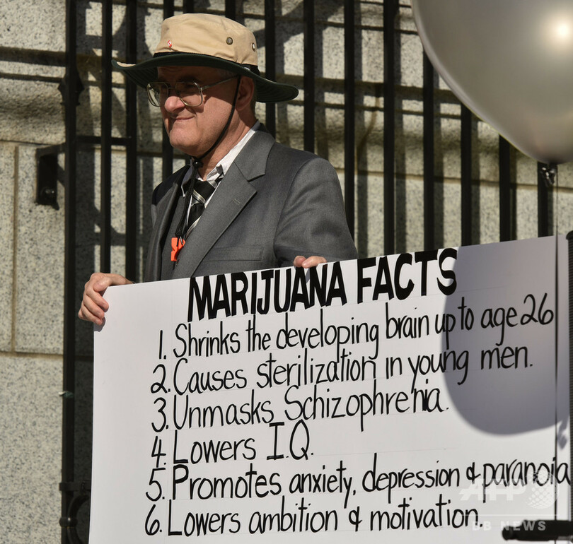 大麻解禁で販売店に長蛇の列、品不足も カナダ