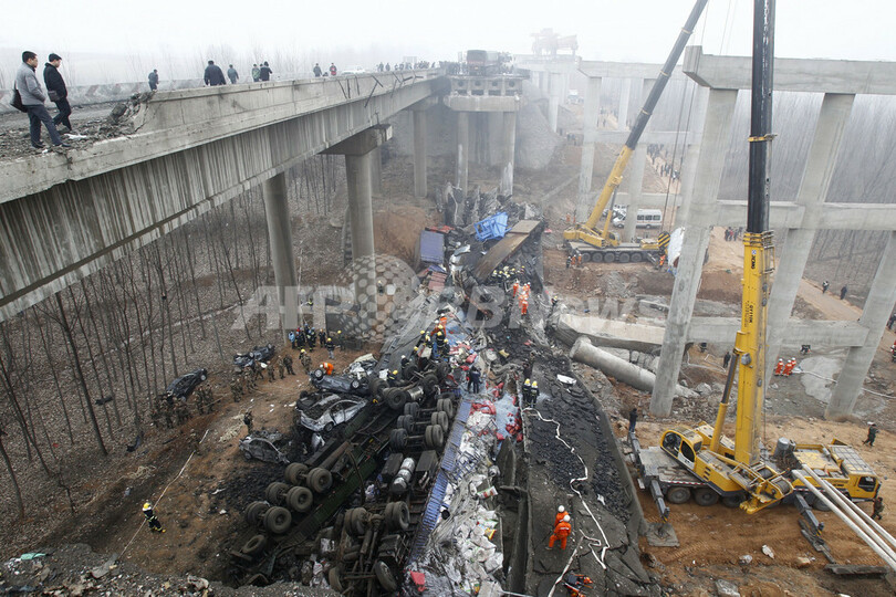 花火積んだトラックが走行中に爆発、26人死亡 中国高速