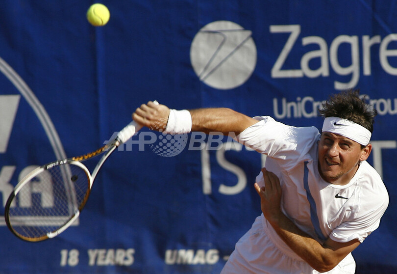 パベル ストレートでトロイキを降し決勝へ