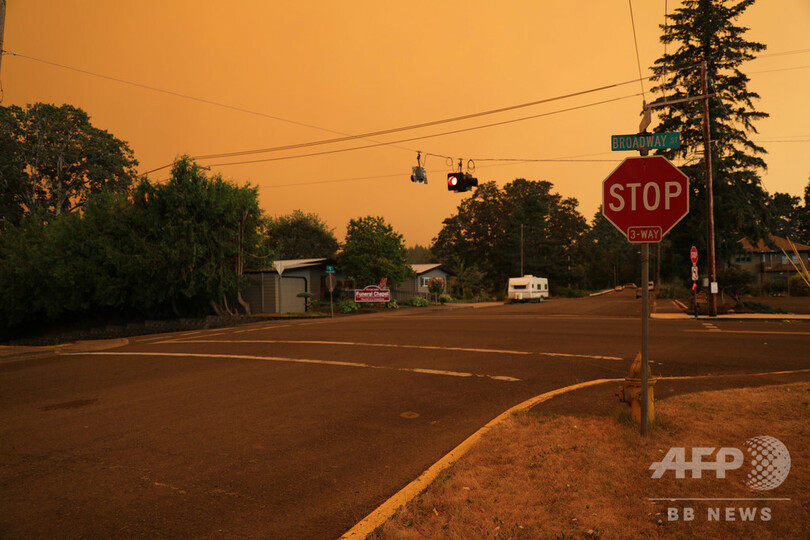 オレンジ色に染まる空、米西部山火事 住宅数百戸焼失