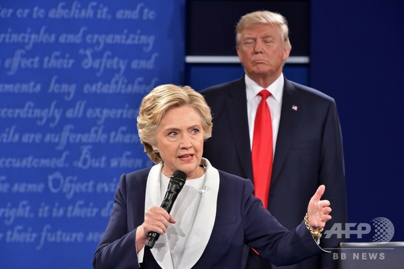 トランプ氏は「民主主義と私たちの未来に対する脅威」、クリントン氏