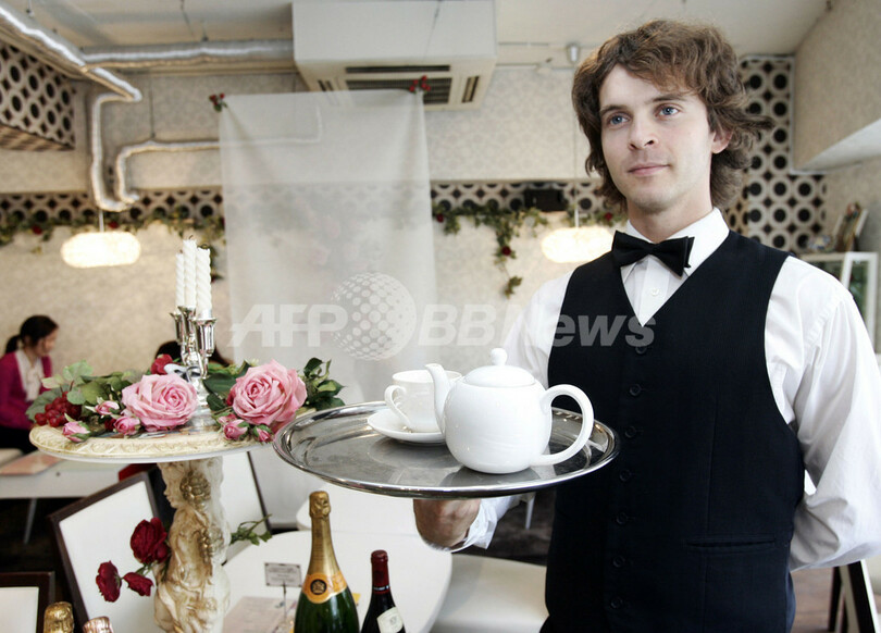 メイド・カフェに対抗? 外国人執事カフェが日本人女性に人気