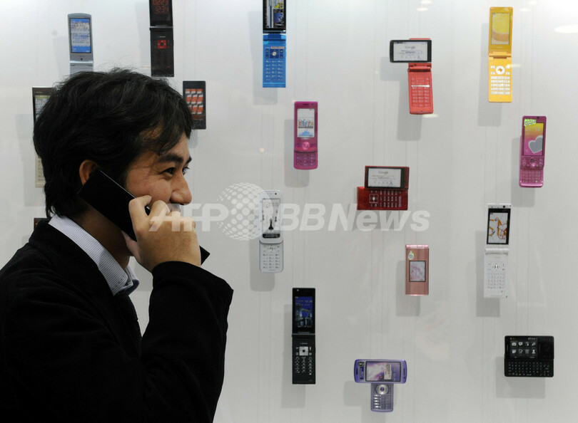 最新携帯がバルセロナに集合、耐水やタッチスクリーンも