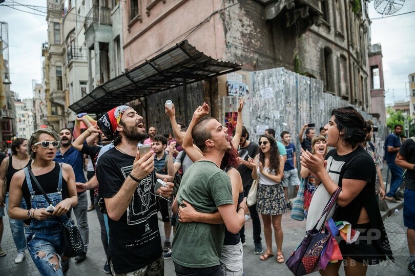 トルコ機動隊、「ゲイ・プライド」パレードにゴム弾使用