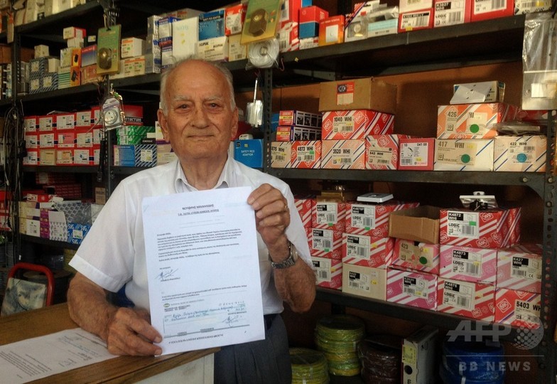 88歳のキプロス人男性、ギリシャに年金を寄付 88歳のキプロス人男性、ギリシャに年金を寄付