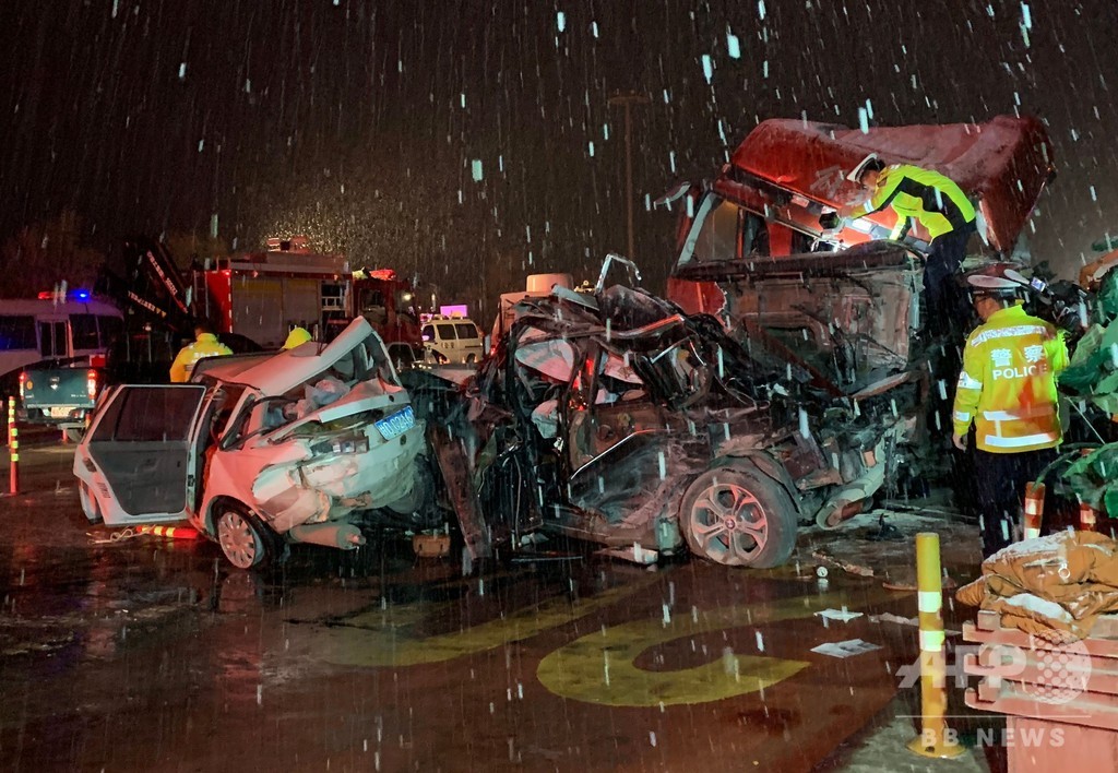 高速道路で大型トラックが車列に突っ込む 31台巻き込み15人死亡 中国 写真4枚 国際ニュース Afpbb News