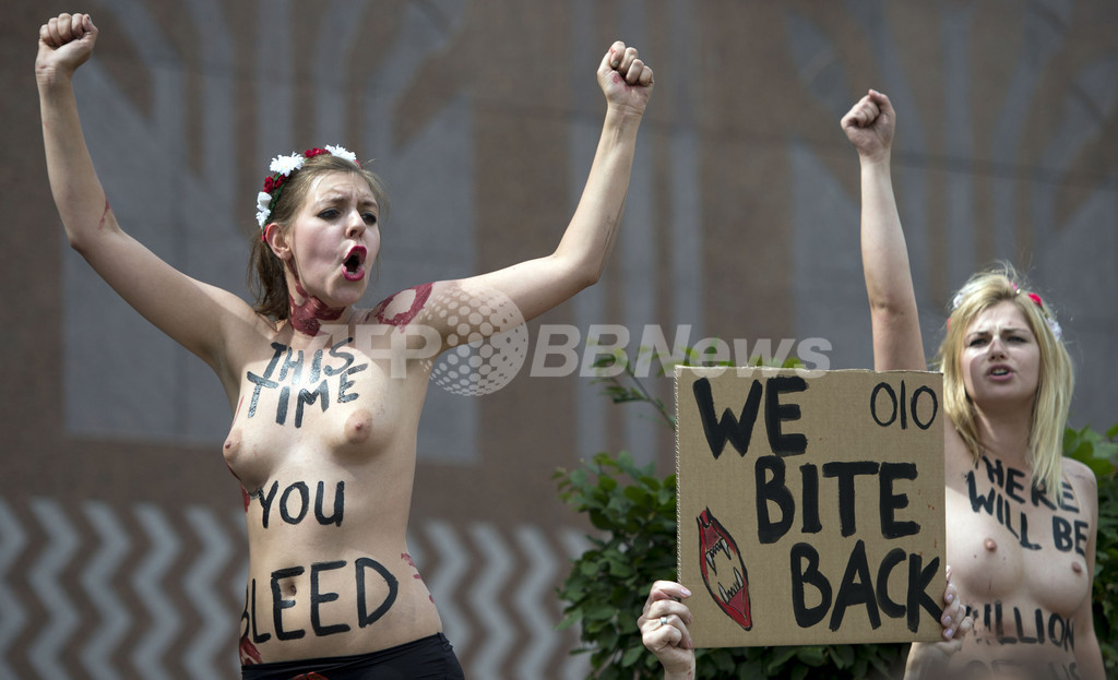 女性権利団体FEMEN、エジプト大使館前でトップレス抗議 女性権利団体FEMEN、エジプト大使館前でトップレス抗議