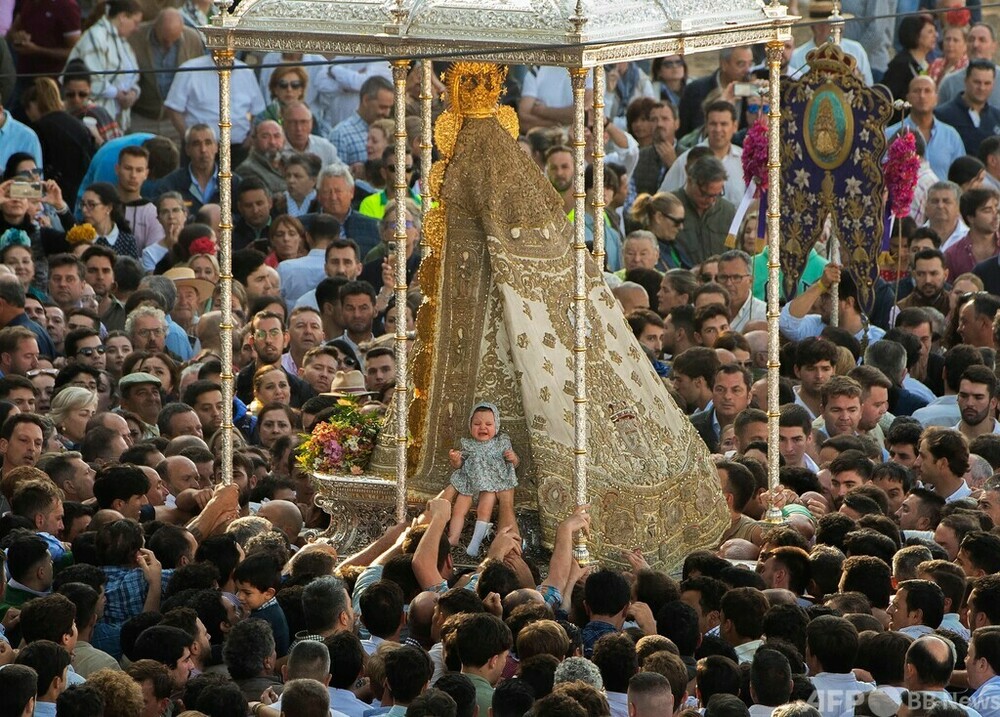 スペイン国内で最大の巡礼 聖母マリア像に祈り 写真18枚 国際ニュース