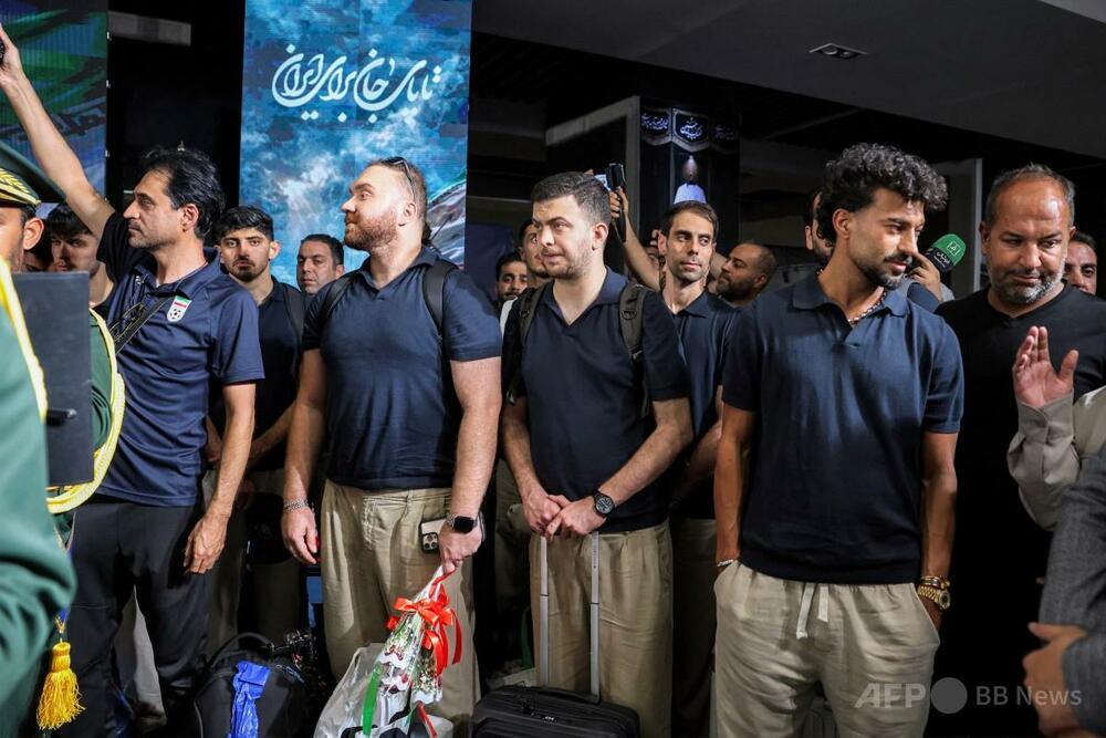 帰国したイラン代表に大歓声、W杯での厳しい戦い終えファンが温かく歓迎