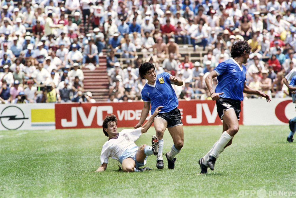 マラドーナ氏の「神の手」ユニホームは売らない 所有者が明言 写真3枚