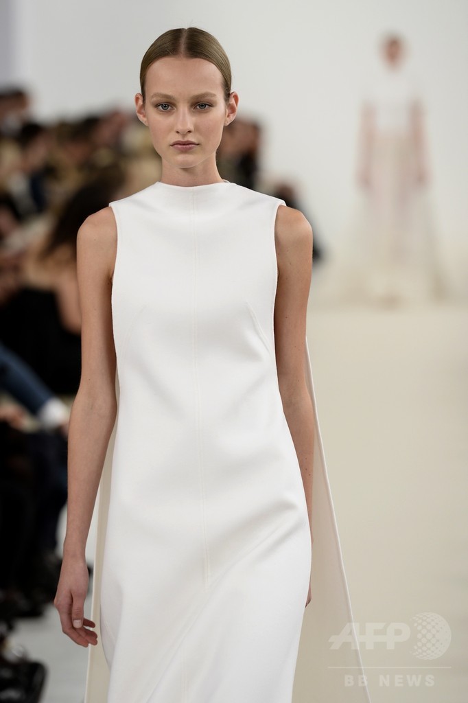 「ヴァレンティノ」、白一色のオートクチュール発表