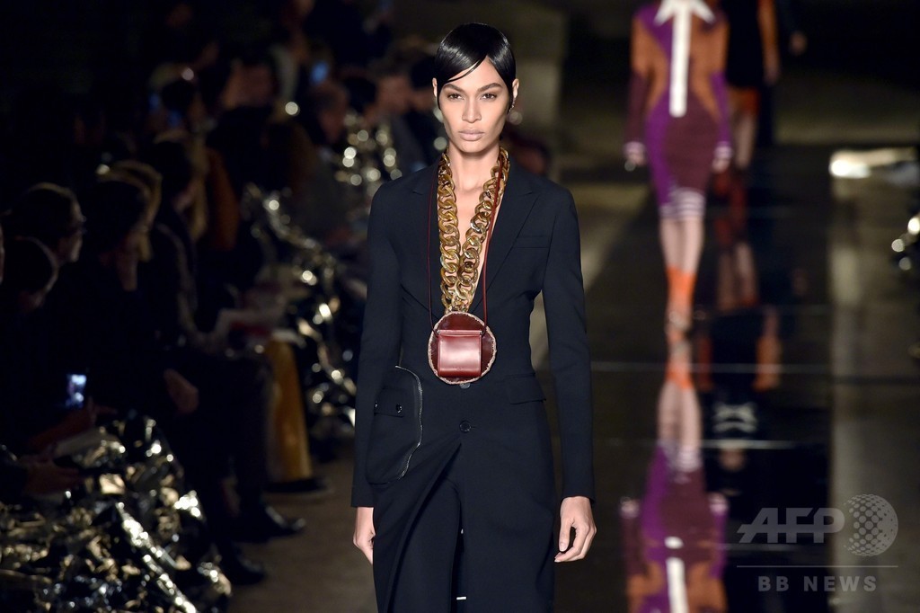 「ジバンシィ」17年春夏