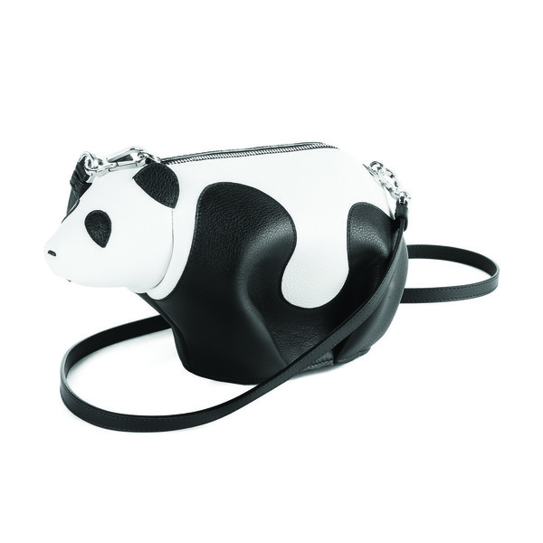 「ロエベ」アニマルシリーズから“パンダミニバッグ”登場