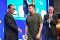 シンガポールで開催中のアジア安全保障会議で、ウクライナのウォロディミル・ゼレンスキー大統領を壇上に迎えるマレーシアのカレド・ノルディン国防相（左）とシンガポールのウン・エンヘン国防相（右、2024年6月2日撮影）。(c)NHAC NGUYEN / AFP