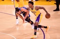 16-17NBA、ロサンゼルス・レイカーズ対ゴールデンステイト・ウォリアーズ。ゴールデンステイト・ウォリアーズのステフェン・カリー（左）とマッチアップするロサンゼルス・レイカーズのニック・ヤング（2016年11月4日撮影）。(c)AFP/Frederic J. BROWN