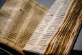 米ニューヨークの競売大手サザビーズに展示された、最古のヘブライ語聖書とされる「サスーン写本」（2023年2月15日撮影）。(c)Ed JONES / AFP