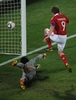 2010年サッカーW杯南アフリカ大会（%%2010 World Cup%%）1次リーグE組、デンマーク対日本。日本は3-1で勝利し、勝ち点6（2勝1敗）の同組2位で決勝トーナメントに進んだ。日本の決勝トーナメント進出は、自国開催以外のW杯では初めて。写真は後半36分に得点を決めるデンマークのヨン・ダール・トマソン（%%Jon Dahl Tomasson%%、右）。（2010年6月24日撮影）(c)AFP/PEDRO UGARTE