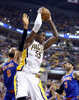 12-13NBAは14日、カンファレンス準決勝（7回戦制）が行われ、インディアナ・ペイサーズ（Indiana Pacers）は93-82でニューヨーク・ニックス（New York Knicks）に勝利し、対戦成績を3勝1敗とした。

リバウンドをつかむインディアナ・ペイサーズのロイ・ヒバート（Roy Hibbert、中央、2013年5月14日撮影）。(c)AFP/Getty Images/Andy Lyons